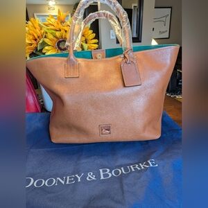 Dooney and Bourke Medium Russel Florentine leather in NATURAL Nwt